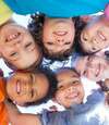 enfants en accolade 